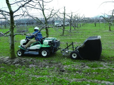 リンゴの落葉収集機（写真：農水省資料より）